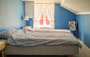 2 bedrooms, travel cot, free WiFi, bed sheets