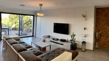 TV connectée, lecteur de DVD, table de tennis de table