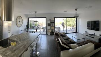 TV connectée, lecteur de DVD, table de tennis de table