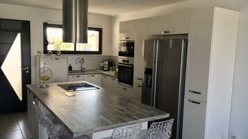 Réfrigérateur, micro-ondes, four, plaque de cuisson