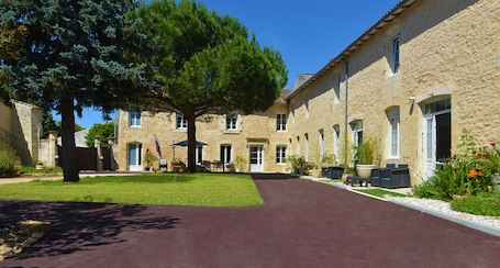 Fachada de la propiedad. Jardin-d'Arcy