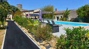 Vista frontal de la propiedad