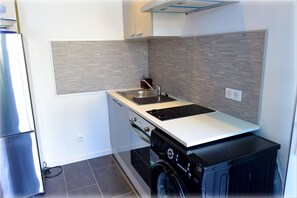Comfort Studio | Private kitchen | Highchair