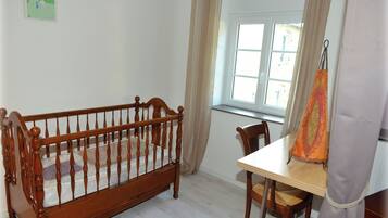 Comfort vierpersoonskamer, uitzicht op de binnenplaats | Select Comfort-bedden, een bureau, geluiddichte muren, gratis wifi