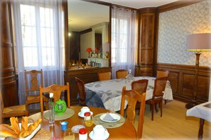 Café da manhã inglês todos os dias (EUR 10 por pessoa) 