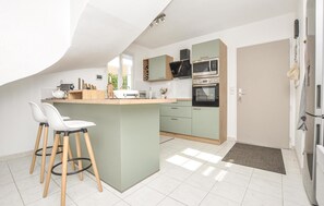 Microwave, oven, stovetop, dishwasher - 3 bedroom nice home in Les Issambres (Les Issambres)