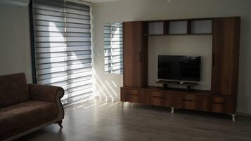 Apartment | Minibar, in-room safe, laptop workspace, soundproofing