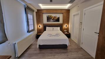 Family Room | Minibar, in-room safe, laptop workspace, soundproofing