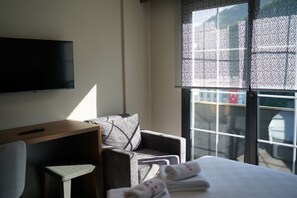 Standardzimmer | Minibar, Zimmersafe, laptopgeeigneter Arbeitsplatz