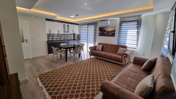 Apartamento | Minibar, caja fuerte, espacio para trabajar con un portátil