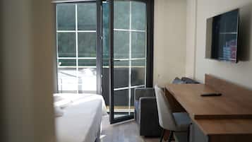 Standard Room | Minibar, in-room safe, laptop workspace, soundproofing