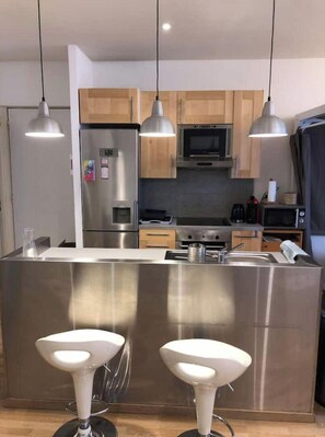 Jääkaappi, mikroaaltouuni, uuni, liesi