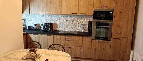 Mikrovågsugn, ugn, spishäll och diskmaskin