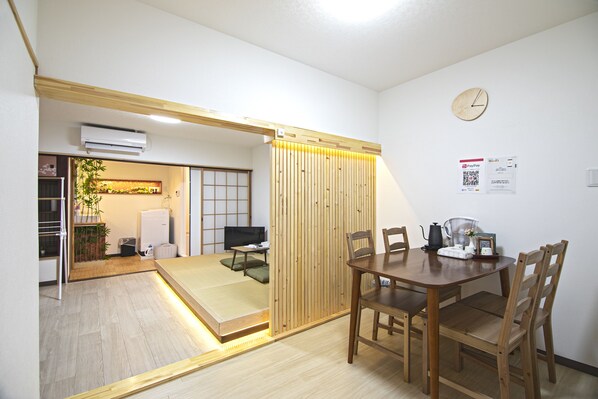 منزل عائلي | منطقة المعيشة | تلفزيون بشاشة مسطحة بحجم 32-بوصة يعرض قنوات تلفزيونية باشتراك مدفوع