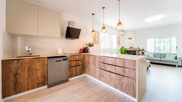 Een koelkast, een oven, een vaatwasser, een koffiezetapparaat/waterkoker