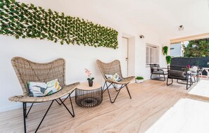 Outdoor dining - Beautiful home in Torrent (Torrent)