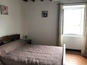 3 makuuhuonetta, silitysrauta/-lauta