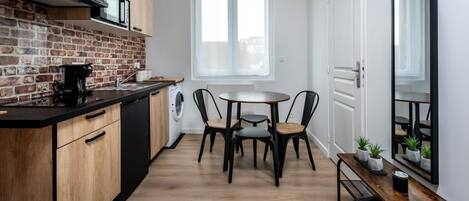 Een koelkast, een microgolfoven, een oven, een kookplaat