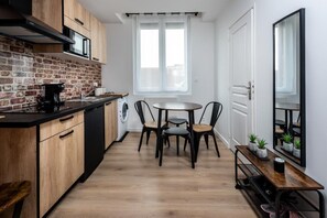 Jääkaappi, mikroaaltouuni, uuni, liesi