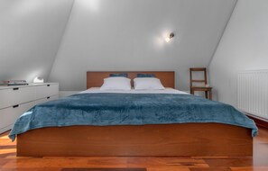 2 bedrooms, travel cot, free WiFi, bed sheets