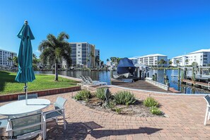 Outdoor dining - Escape To Sun And Sand!  Cozy Island Waterfront Condo! Walk to Beach, Pool, Great Fishing! (Fort Myers Beach)