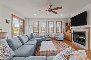 Televisión de pantalla plana, chimenea y estéreo