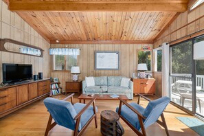 TV, DVD player, livros, videoteca