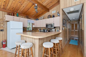 Fridge, microwave, oven, stovetop - 4607 - Bayberry Cottage: A charming 3-bed 2-bath retreat in Southern Shores, NC, private pool (Southern Shores)