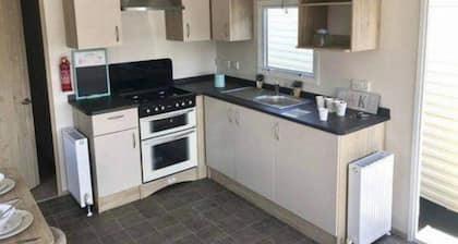 Beautiful caravan located opposite Greatstones stunning beach