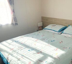 2 soverom, strykejern/-brett, reiseseng for barn og sengetøy