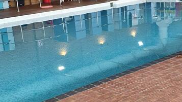 Een binnenzwembad en een verwarmd zwembad