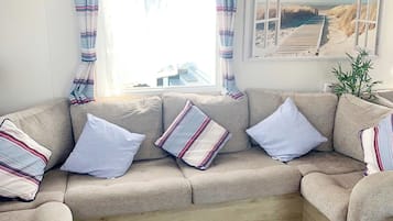 Televisie, een dvd-speler en boeken