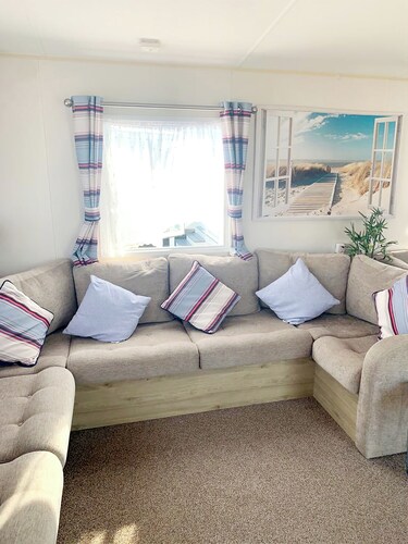Beautiful caravan located opposite Greatstones stunning beach