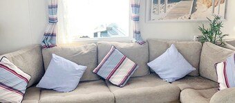 Beautiful caravan located opposite Greatstones stunning beach