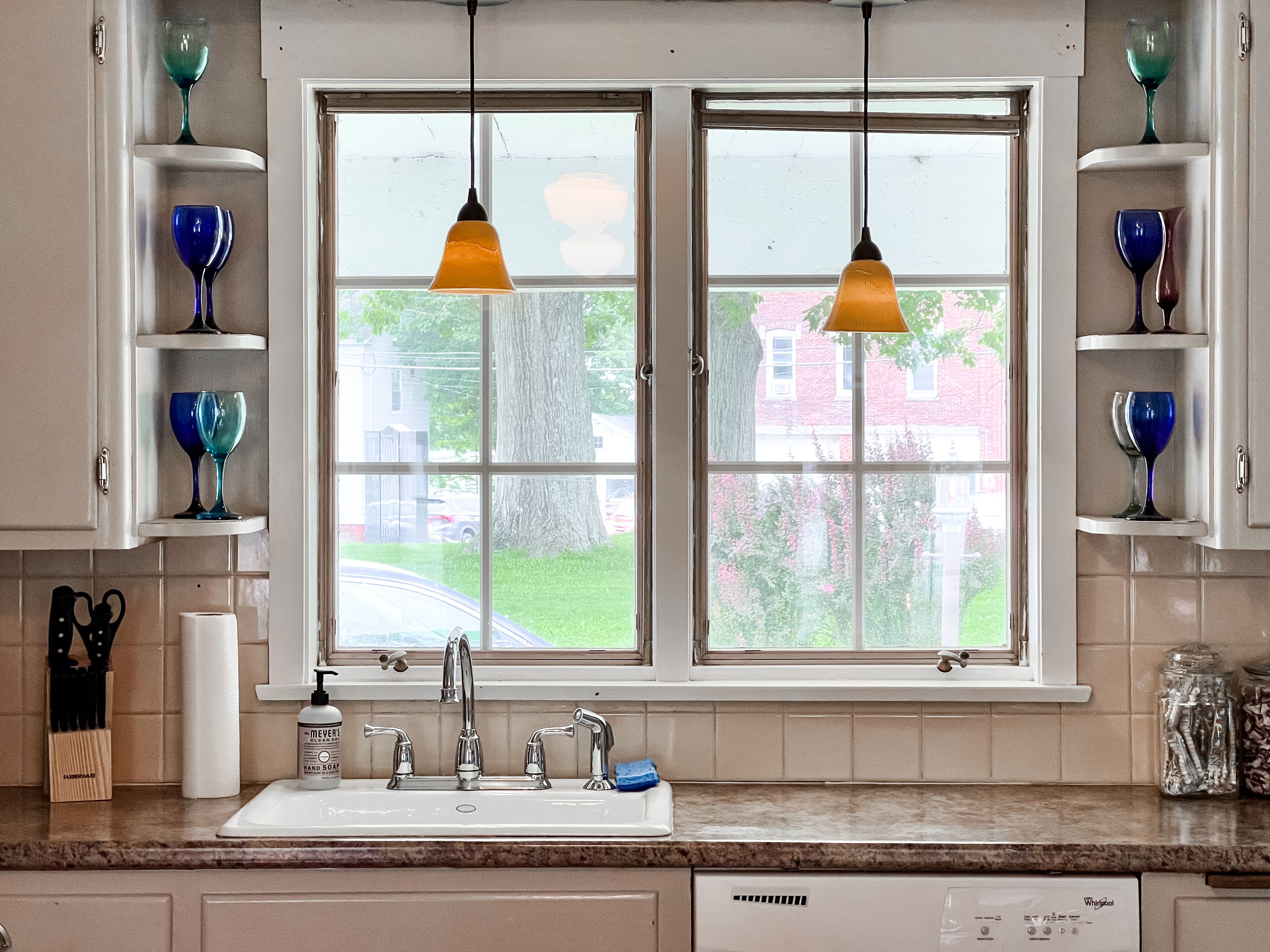 Bañera con ducha, toallas, jabón, shampoo