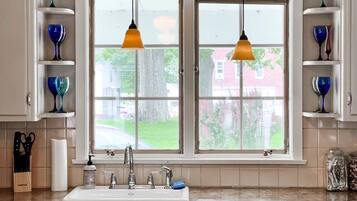 Bañera con ducha, toallas, jabón, shampoo