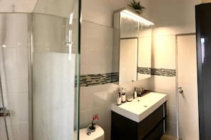 Villa, Multiple Beds | Bathroom | Shower, hair dryer, towels - Dream be True Stunning 3-bed Villa in Simpson BAY (Simpson Bay)