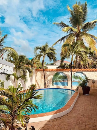 Una piscina al aire libre
