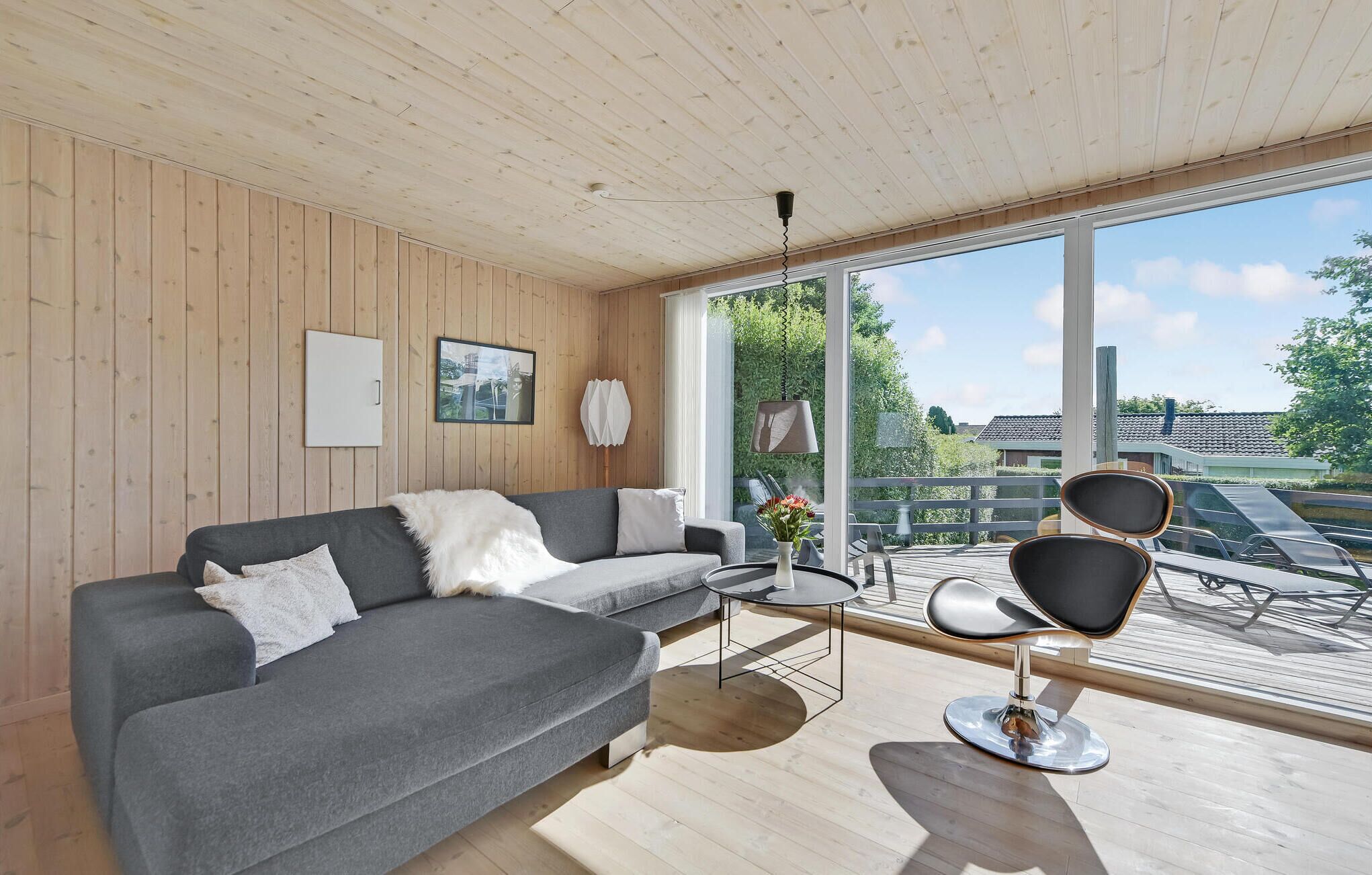 Een smart-tv en een open haard