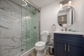 Dusche, Handtücher, Seife, Toilettenpapier