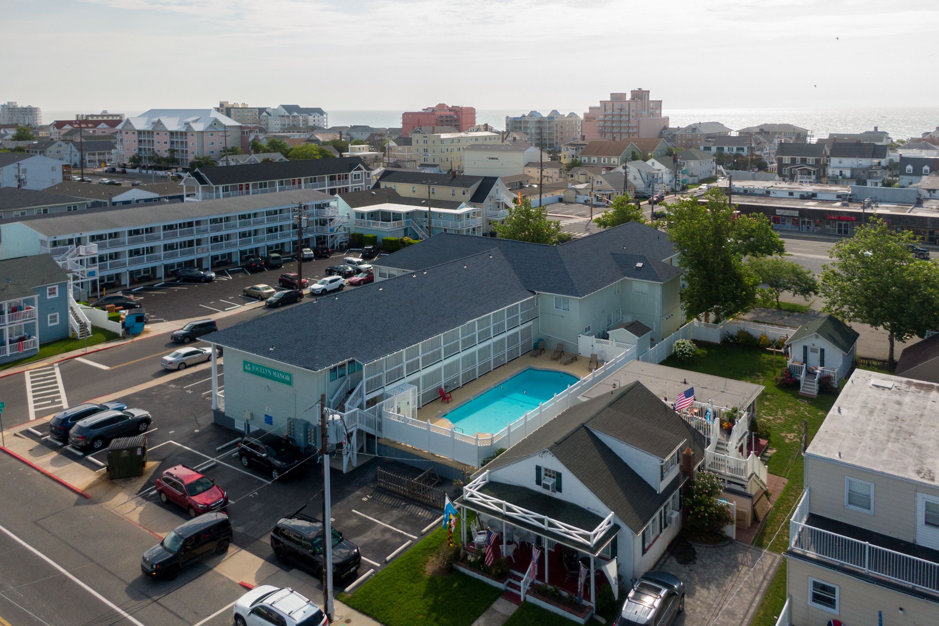 Un motel doté d’une piscine, de nombreux espaces de stationnement et offrant une vue sur l’océan.