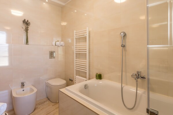 A modern bathroom with a bathtub, a bidet, and a toilet. - Villa Trogir SAVE 20 percent on Split-villas com
(Seget Donji)