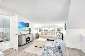 Smart TV, chimenea y estéreo