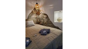 1 chambre, bureau, fer et planche à repasser, lit parapluie