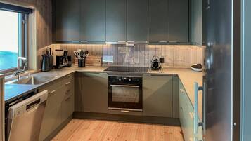 Frigorifero, forno, piano cottura, lavastoviglie