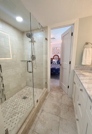 Dusche, Haartrockner, Bidet, Handtücher