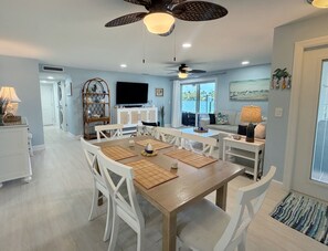 Dining - Shoreline Sanctuary- Completely Remodeled Waterfront Stay- Walkable to Beach! (Madeira Beach)