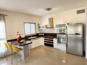 Family Apartment | Living area | 55-inch Smart TV with cable channels, TV - Melony Apartents Eilot Street Al Hyam (Eilat)