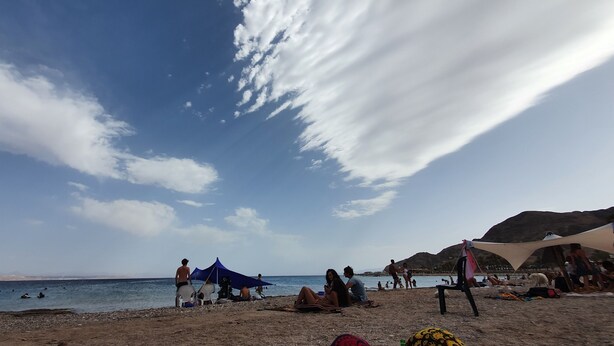 A beach with people, tents, and a clear sky. - Melony Apartents Eilot Street Al Hyam (Eilat)