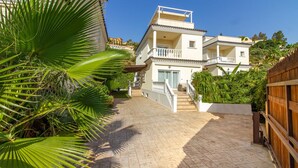 A two-story building with a balcony, a paved driveway, and surrounding greenery. - 5 bedroom gorgeous home in El Campello (El Campello)